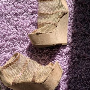 Netted Champaign wedges